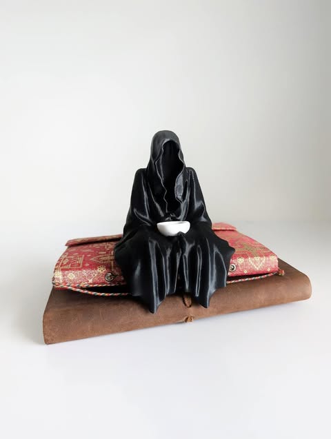 Suriel with Teacup (Black)